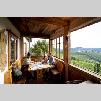Hiking break at the Buschenschank with a view of the South Styrian vineyards | © Steiermark Tourismus | Tom Lamm