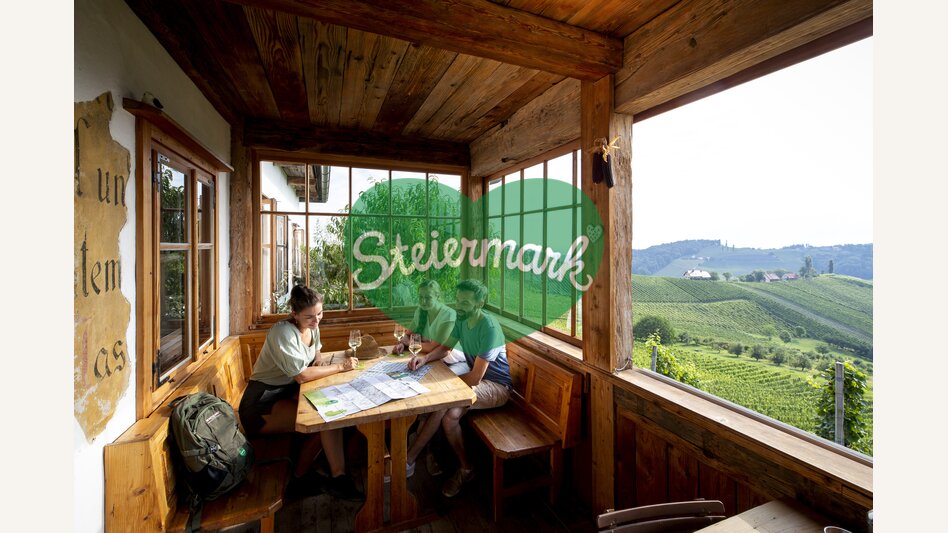 Hiking break at the Buschenschank with a view of the South Styrian vineyards | © Steiermark Tourismus | Tom Lamm