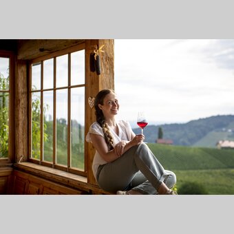 Enjoyable hours at the Buschenschank | © Steiermark Tourismus | Tom Lamm