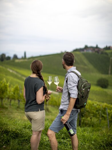 Weingenuss inmitten der südsteirischen Weinberge | © STG | Tom Lamm