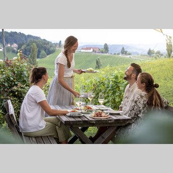Buschenschankjause served up by hostess Tamara Kögl | © Steiermark Tourismus | Tom Lamm