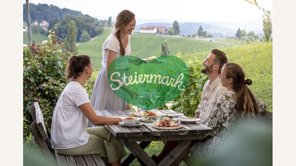 Buschenschankjause served up by hostess Tamara Kögl | © Steiermark Tourismus | Tom Lamm