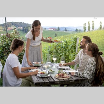 Buschenschankjause served up by hostess Tamara Kögl | © Steiermark Tourismus | Tom Lamm