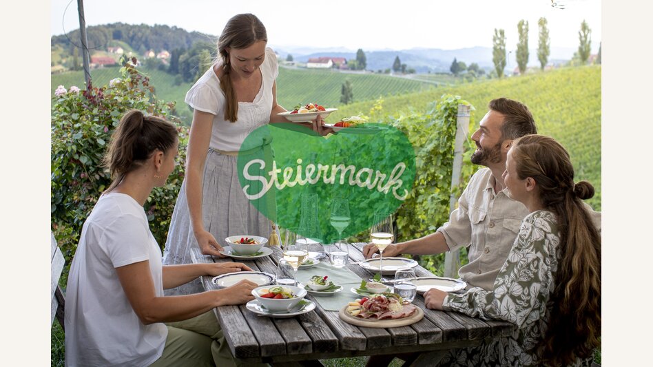 Buschenschankjause served up by hostess Tamara Kögl | © Steiermark Tourismus | Tom Lamm