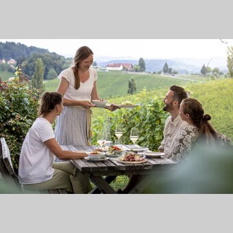 Buschenschankjause served up by hostess Tamara Kögl | © Steiermark Tourismus | Tom Lamm
