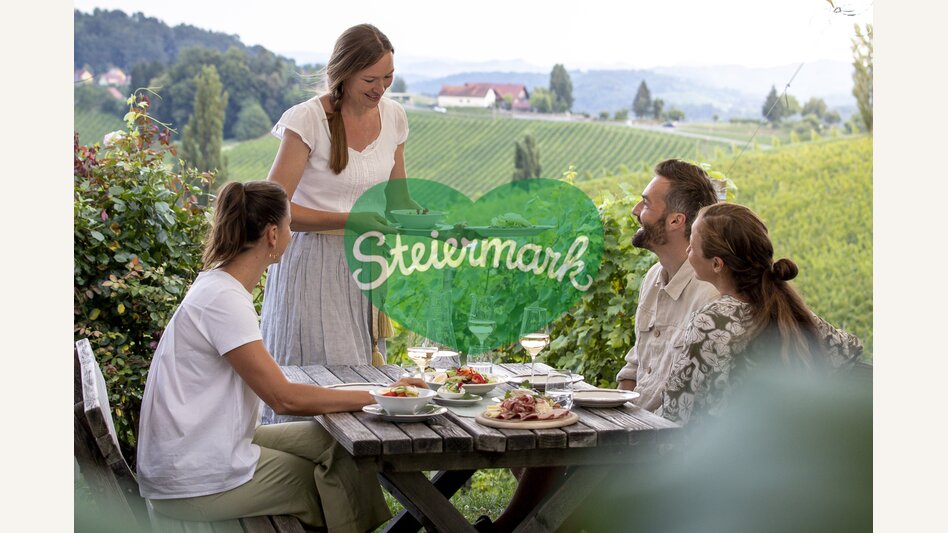 Buschenschankjause served up by hostess Tamara Kögl | © Steiermark Tourismus | Tom Lamm