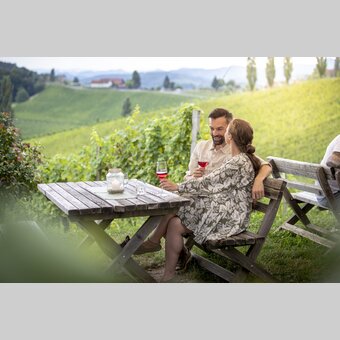 Enjoyable hours at the Buschenschank | © Steiermark Tourismus | Tom Lamm