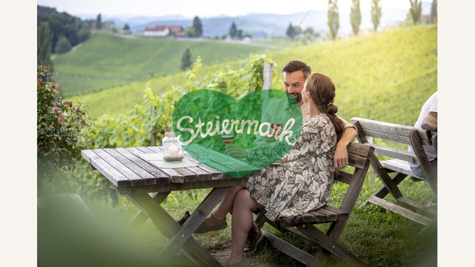 Enjoyable hours at the Buschenschank | © Steiermark Tourismus | Tom Lamm