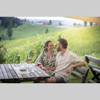 Enjoyable hours at the Buschenschank | © Steiermark Tourismus | Tom Lamm