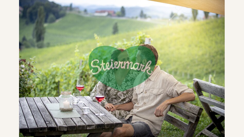 Enjoyable hours at the Buschenschank | © Steiermark Tourismus | Tom Lamm