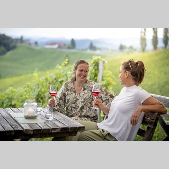 Enjoyable hours at the Buschenschank | © Steiermark Tourismus | Tom Lamm