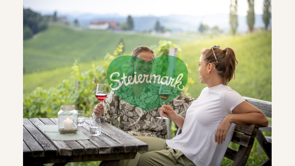 Enjoyable hours at the Buschenschank | © Steiermark Tourismus | Tom Lamm