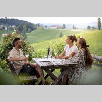Enjoyable hours at the Buschenschank | © Steiermark Tourismus | Tom Lamm
