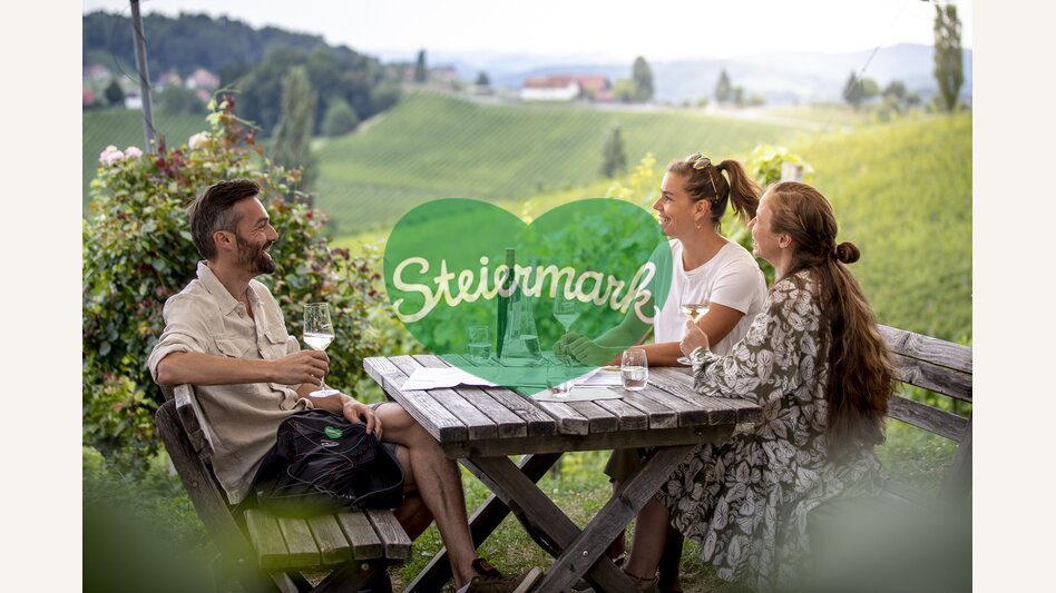 Enjoyable hours at the Buschenschank | © Steiermark Tourismus | Tom Lamm