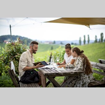 Enjoyable hours at the Buschenschank | © Steiermark Tourismus | Tom Lamm