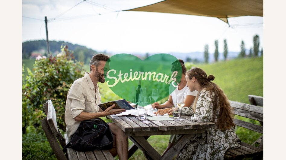 Enjoyable hours at the Buschenschank | © Steiermark Tourismus | Tom Lamm