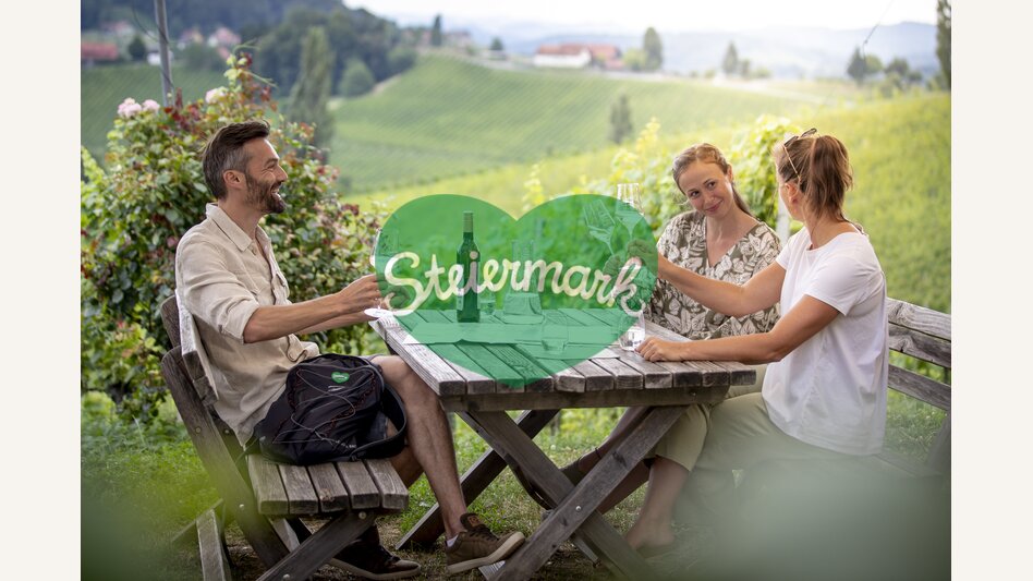 Enjoyable hours at the Buschenschank | © Steiermark Tourismus | Tom Lamm