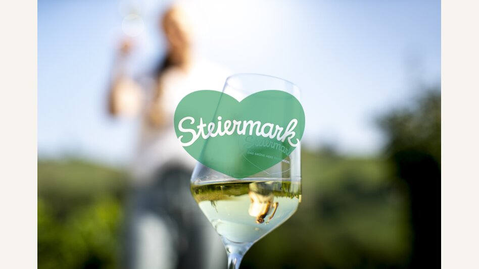 Enjoyable hiking break in the middle of vineyards | © STG | Tom Lamm