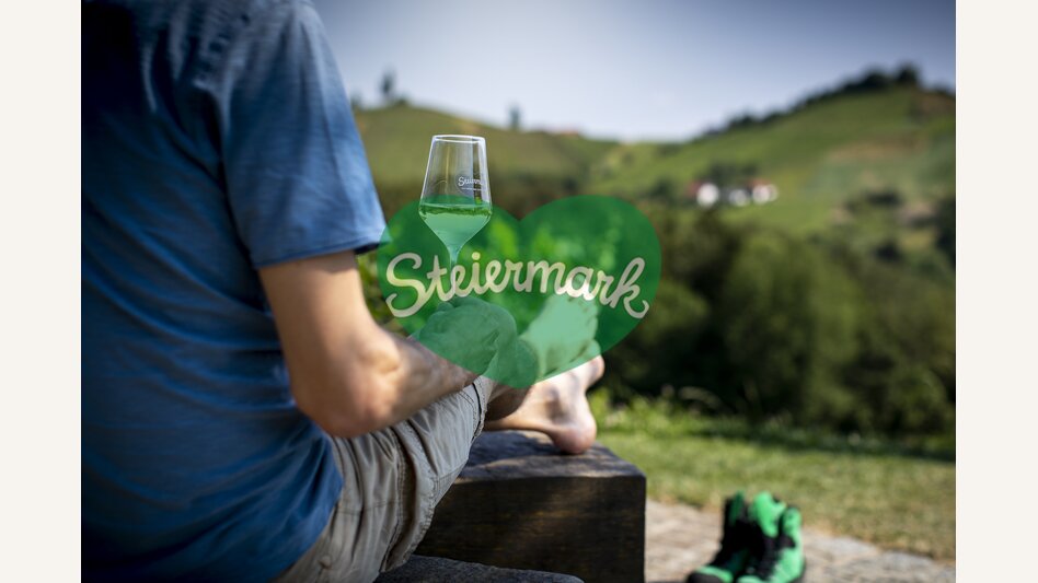 Enjoyable hiking break in the middle of the vineyards | © STG | Tom Lamm