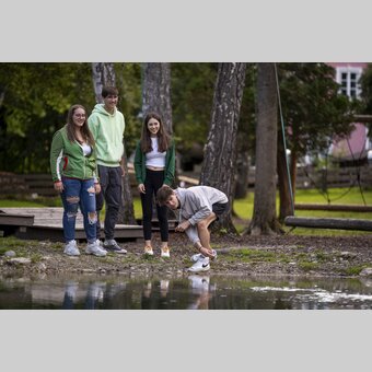 Fyling stones at the pond | © Steiermark Tourismus | Jesse Streibl