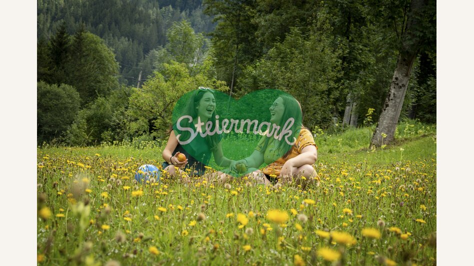 Break in a flower meadow | © Steiermark Tourismus | Jesse Streibl
