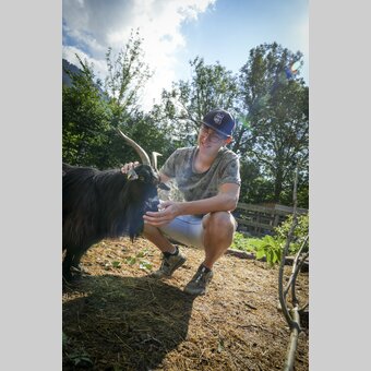 In the petting zoo with the goats | © Steiermark Tourismus | Jesse Streibl