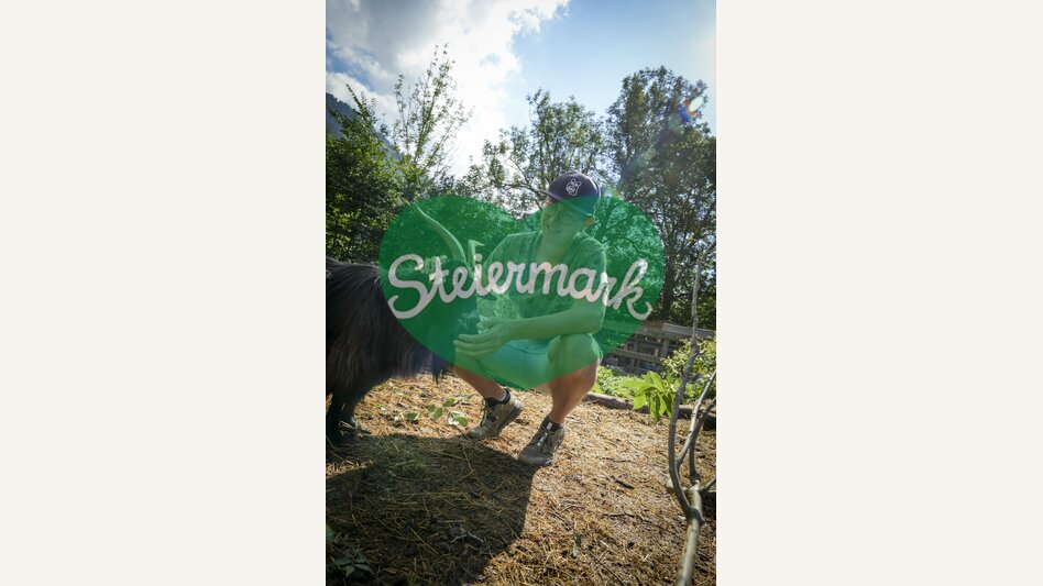 In the petting zoo with the goats | © Steiermark Tourismus | Jesse Streibl