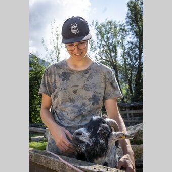 In the petting zoo with the goats | © Steiermark Tourismus | Jesse Streibl