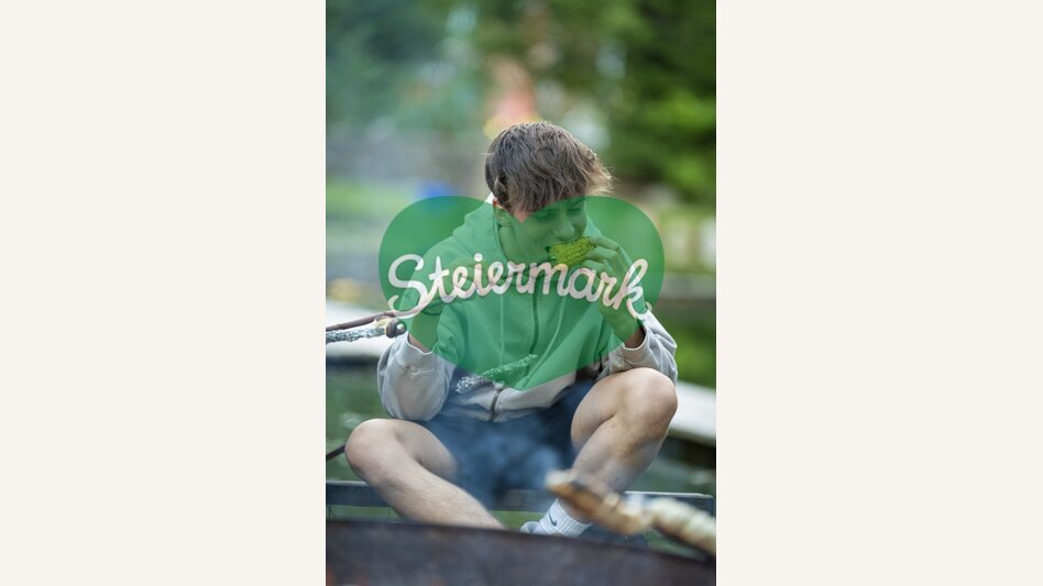 Corn cob at the campfire | © Steiermark Tourismus | Jesse Streibl