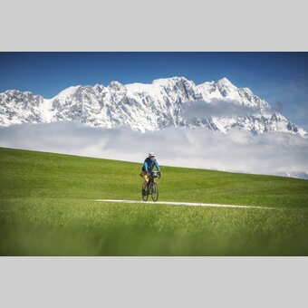 Cycling tour on the Mitterberg with the wintry Grimming in the background | © Steiermark Tourismus | photo-austria.at