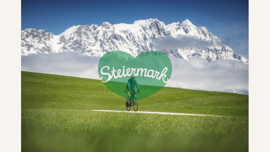 Cycling tour on the Mitterberg with the wintry Grimming in the background | © Steiermark Tourismus | photo-austria.at