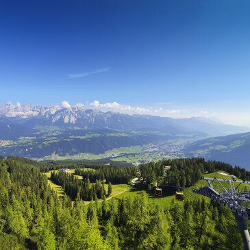 Hochwurzen Gipfelbahn mit Blick auf den Dachstein