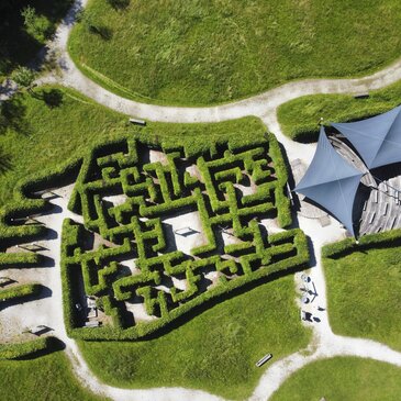 Blick aus der Luft auf das Labyrinth "Ökologischer Fußabdruck" im Nationalpark Gesäuse