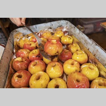 roast apples (Austrian Open Air Museum Stübing close to Graz) | © Steiermark Tourismus | Harry Schiffer