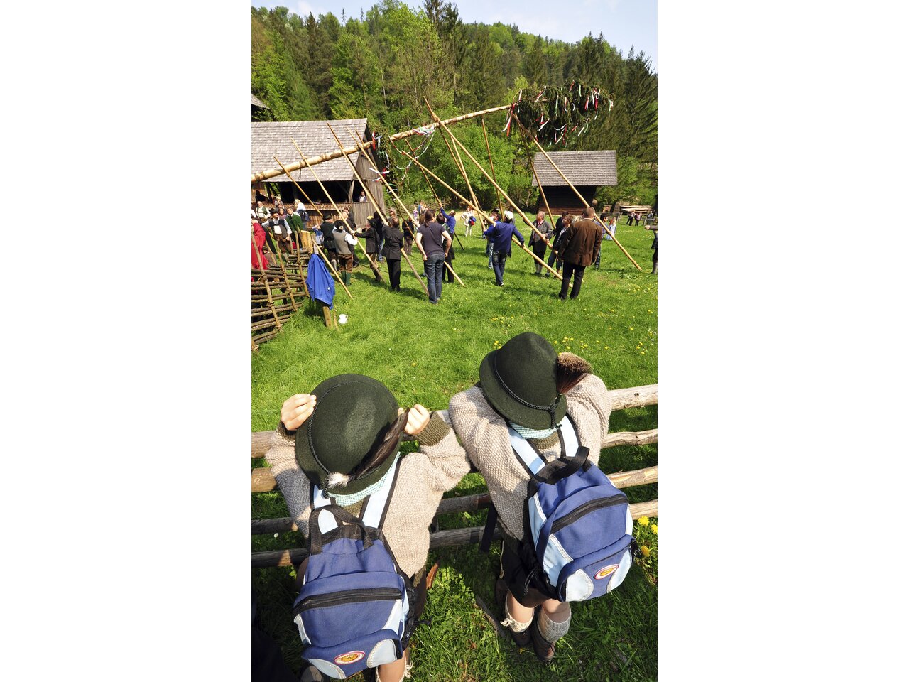 Maibaumaufstellen im Freilichtmuseum Stübing