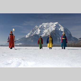 Sternsinger mit Grimming im Hintergrund | © STG | Atelier Jungwirth / Erich Hagspiel