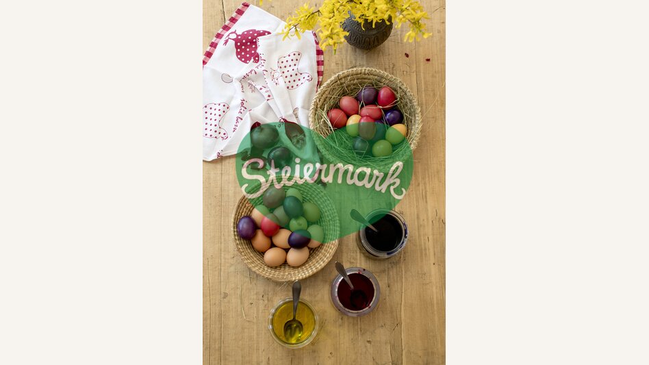 Tradition: Ostereier färben mit Zwiebelschalen und rotem Rübensaft  | © STG | Tom Lamm
