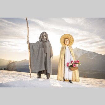 The figures "summer" and "winter" of the Öblarner Krampusspiel | © Steiermark Tourismus | photo-austria.at