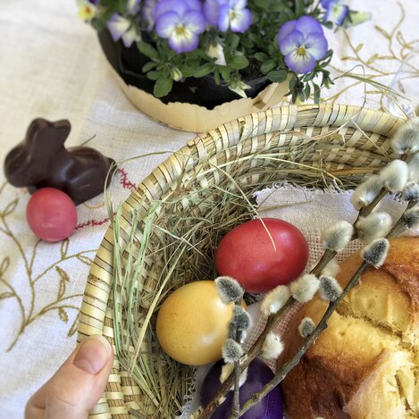 Ostern: mit Ostereiern, Palmkätzchen, Pinze,... | © STG | Amra Candic