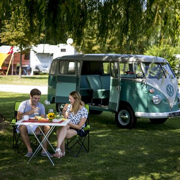 Beim Camping in der Steiermark genießt ein junges Pärchen das Frühstück 