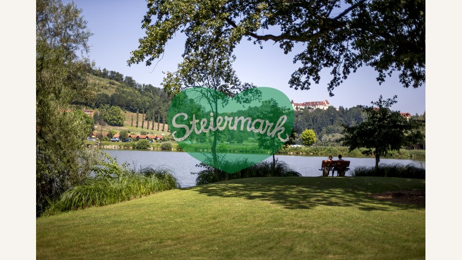 Campingplatz Sulmsee Erholungsbankerl mit Blick auf Schloss Seggau | © Camping Steiermark | Tom Lamm