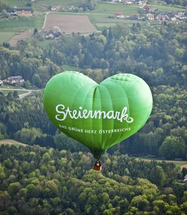 Steiermark-Herzballon über der Oststeiermark  | © STG | Tom Lamm