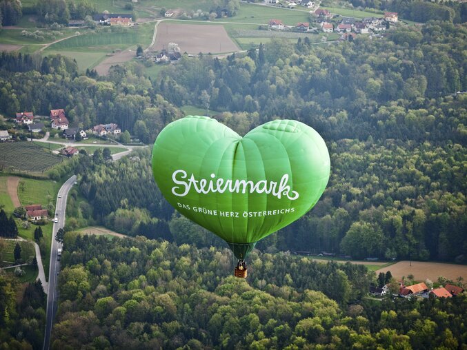 Steiermark-Herzballon über der Oststeiermark 