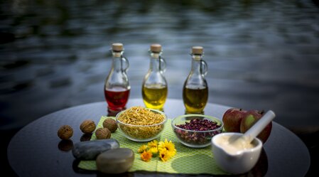 Heilblumen und Öl (Johanniskrautöl/rot, Honig-Kräuteröl, Efeu-Zinnkrautöl/dunkelgrün) | © Steiermark Tourismus | Tom Lamm