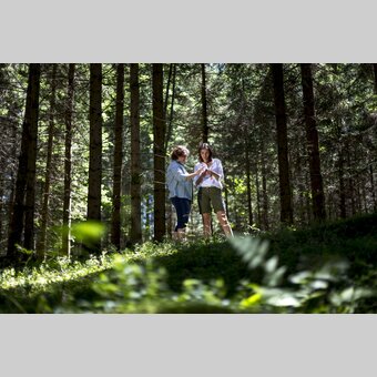 Waldbaden mit Waldpädagogin und Grünkraft-Begleiterin Claudia Gruber im Naturpark Zirbitzkogel-Grebenzen | © STG | Tom Lamm