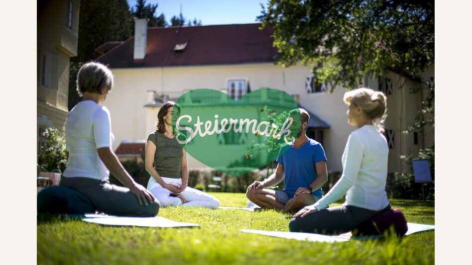 Yoga im Garten des Hotels Pichlschloss | © STG | Tom Lamm