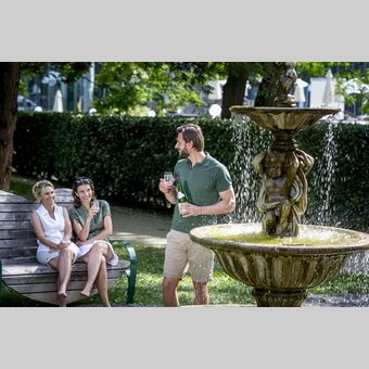 Beim Johannisbrunnen im Kurpark Bad Gleichenberg | © STG | Tom Lamm