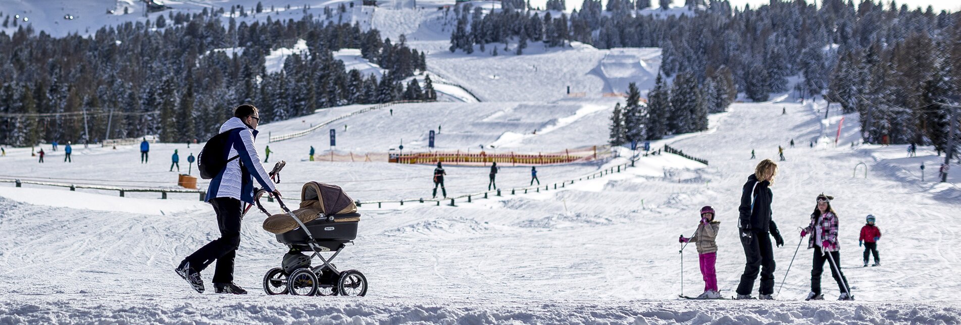 Ski opening for kids: the baby in the buggy has to be patient :-) | © Steiermark Tourismus | Tom Lamm