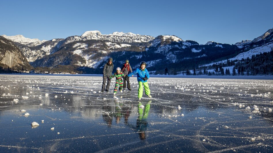 Eislaufen auf dem Grundlsee, Ausseerland | © Steiermark Tourismus | Tom Lamm