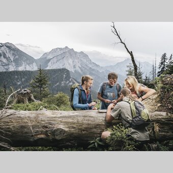 Nationalpark Ranger auf dem Weg zur Ennstalerhütte mit Gästen im Gesäuse | © Nationalpark Gesäuse | Stefan Leitner | Bild-Nutzung nur in Zusammenhang mit dem Nationalpark Gesäuse möglich.